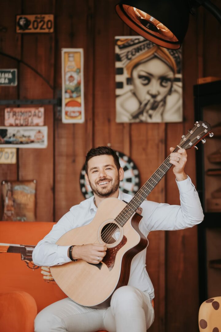 Nicolas le musicien du groupe Pink Champagne jouant de la guitare
