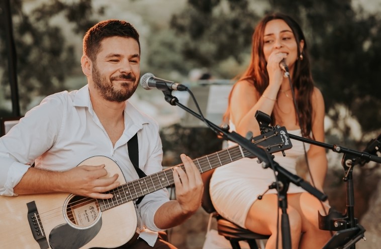 Le groupe de musique Pink Champagne lors d'un mariage en Corse